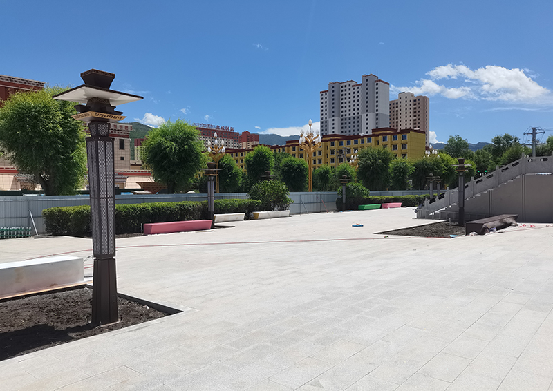 青海同仁市廣場(chǎng)景觀燈項(xiàng)目